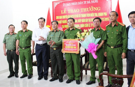 Vụ cưỡng bức chủ quán cà phê: Chủ tịch Đà Nẵng xét hỏi nghi can - Ảnh 3 Vu cuong buc chu quan ca phe: Chu tich Da Nang xet hoi nghi can - Anh 3