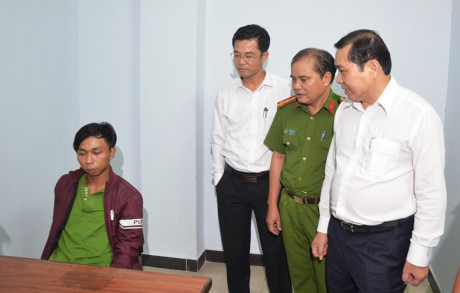 Vụ cưỡng bức chủ quán cà phê: Chủ tịch Đà Nẵng xét hỏi nghi can - Ảnh 1 Vu cuong buc chu quan ca phe: Chu tich Da Nang xet hoi nghi can - Anh 1