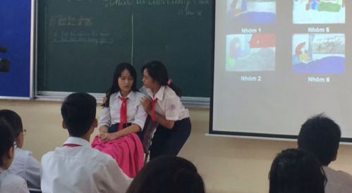 Hai diễn viên - học sinh - đang diễn trích đoạn tác phẩm “Chiếc lá cuối cùng”. Ảnh: ITN