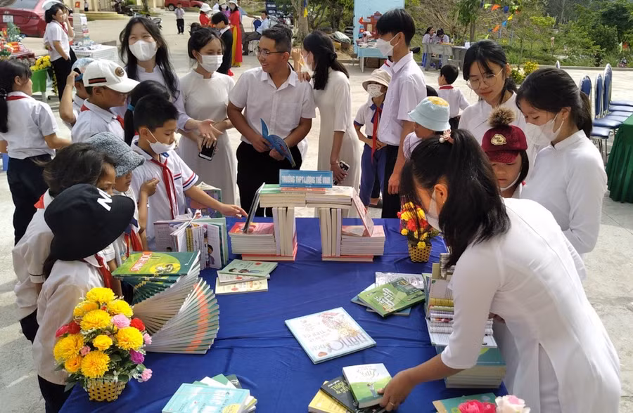 Học sinh lớp 10 Trường THPT Lương Thế Vinh (huyện Đăk Glei, tỉnh Kon Tum) tham gia một số hoạt động ngoại khoá.