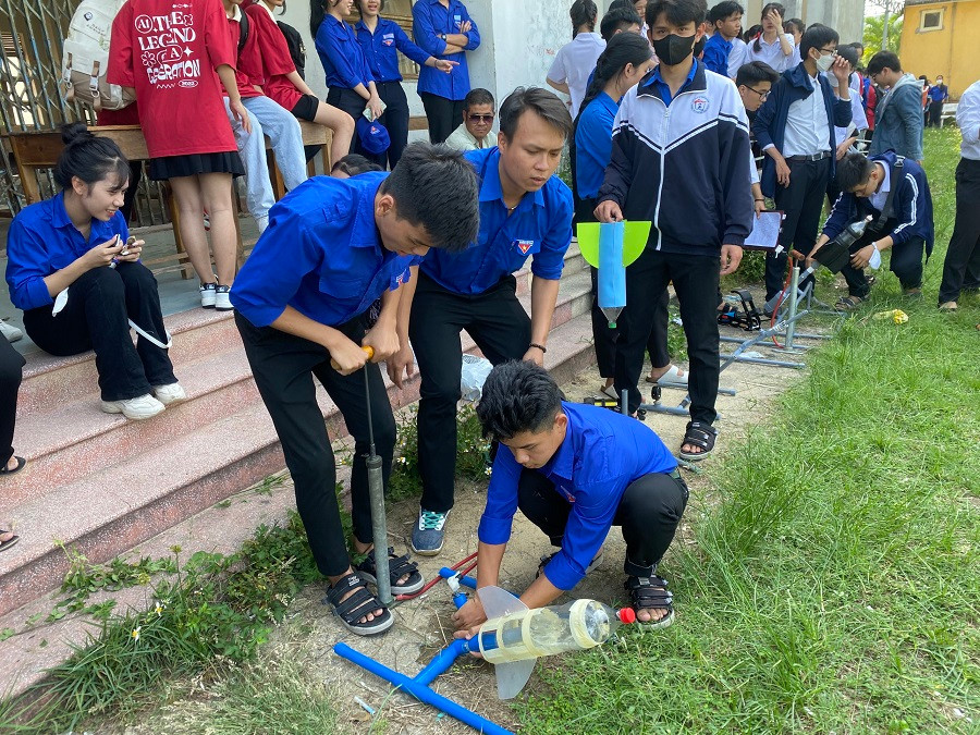 Học sinh Trường THPT Trần Cao Vân tham gia Ngày hội sáng tạo trẻ do TP Tam Kỳ tổ chức. Học sinh Trường THPT Trần Cao Vân tham gia Ngày hội sáng tạo trẻ do TP Tam Kỳ tổ chức.