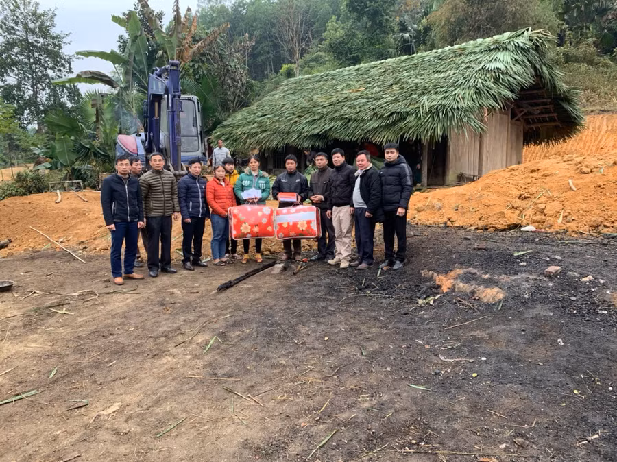 Ban giám hiệu trường THPT Trung Sơn và các em học sinh đã kịp thời động viên, chia sẻ khó khăn với gia đình bị hỏa hoạn.