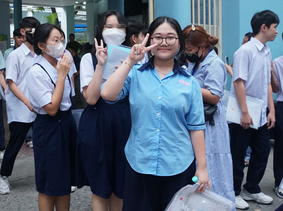 Cô Nguyễn Thị Thanh Tuyền – Hiệu trưởng Trường THCS Bàn Cờ - Phó điểm thi Trường THCS Bàn Cờ, cho biết, năm nay có 2 thí sinh không dự thi do đi du học. Bên cạnh đó, sáng nay, ở môn thi Ngữ Văn, có một thí sinh đi trễ quá số phút quy định nên không được tham gia kỳ thi tuyển sinh lớp 10 năm 2024. Cô Nguyễn Thị Thanh Tuyền – Hiệu trưởng Trường THCS Bàn Cờ - Phó điểm thi Trường THCS Bàn Cờ, cho biết, năm nay có 2 thí sinh không dự thi do đi du học. Bên cạnh đó, sáng nay, ở môn thi Ngữ Văn, có một thí sinh đi trễ quá số phút quy định nên không được tham gia kỳ thi tuyển sinh lớp 10 năm 2024.