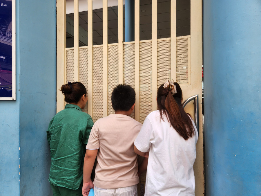 "Nhất là để báo thức, nhờ người thân hỗ trợ để có thể đến đúng thời gian theo quy định, tránh bỏ lỡ kỳ thi vì những lý do không mong muốn. Chúc các em hoàn thành tốt kỳ thi và đậu vào đúng nguyện vọng mà mình đã đăng ký”, cô Tuyền lưu ý. "Nhất là để báo thức, nhờ người thân hỗ trợ để có thể đến đúng thời gian theo quy định, tránh bỏ lỡ kỳ thi vì những lý do không mong muốn. Chúc các em hoàn thành tốt kỳ thi và đậu vào đúng nguyện vọng mà mình đã đăng ký”, cô Tuyền lưu ý.