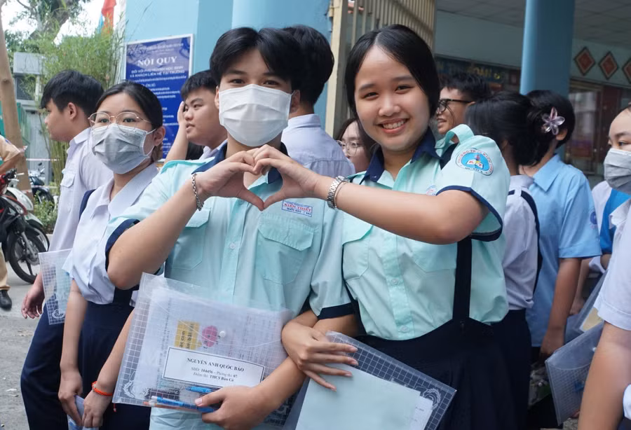 “Làm cả đời, con thi có mấy buổi. Tôi hy vọng khi con ra khỏi cổng thấy mình là người đầu tiên, nếu không làm được bài cũng là niềm an ủi cho bé. Theo như bé chia sẻ, đề năm nay tương đối sát với chương trình đào tạo, bé bảo làm được, tôi cũng hy vọng con sẽ đạt được nguyện vọng của bé”, anh Đồng chia sẻ.