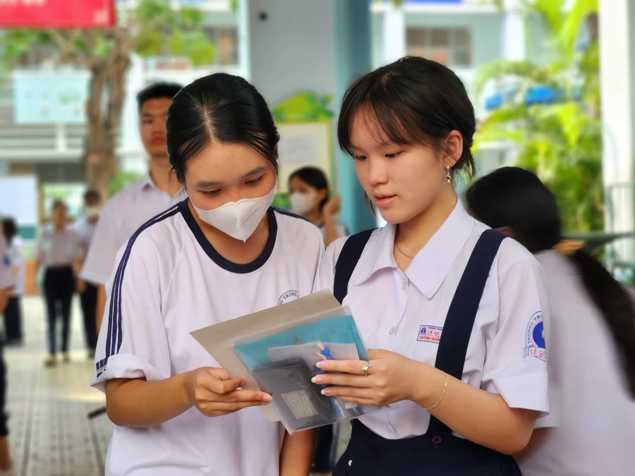 “Em làm bài được, đề Tiếng Anh dễ hiểu, chắc chắn là em đậu nguyện vọng 1 rồi”, đó là chia sẻ của Lê Trương Quỳnh Giang – học sinh Trường THCS Phan Sào Nam (Quận 3, TPHCM).