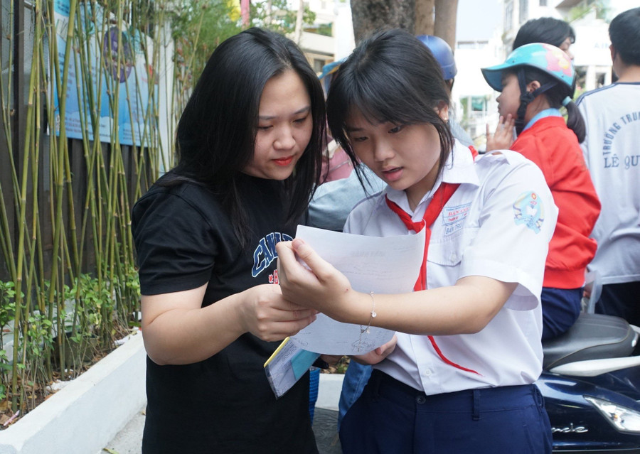 Theo chị Trúc, bản thân chỉ mong muốn con có thể đậu trường gần nhà, theo đúng nguyện vọng của con. Sức học con không cần phải quá xuất sắc, gia đình không áp lực quá chuyện học hành cho con. Theo chị Trúc, bản thân chỉ mong muốn con có thể đậu trường gần nhà, theo đúng nguyện vọng của con. Sức học con không cần phải quá xuất sắc, gia đình không áp lực quá chuyện học hành cho con.