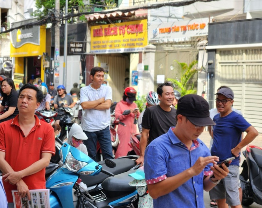 Không khí trong phòng thi căng thẳng 1, thì không khí trước cổng trường căng thẳng 10. Đa số phụ huynh sau khi đưa con đi thi đều chọn đứng đợi để đón con về. Không khí trong phòng thi căng thẳng 1, thì không khí trước cổng trường căng thẳng 10. Đa số phụ huynh sau khi đưa con đi thi đều chọn đứng đợi để đón con về.