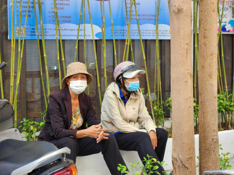 Cũng gác lại công việc kinh doanh của mình, chị Trần Thảo Trúc (SN 1989, ngụ Quận 8 có con gái thi tại điểm thi Trường THCS Bàn Cờ (Quận 3, TPHCM) cũng có mặt từ rất sớm để chờ đón con thi xong môn thứ 2 của kỳ thi tuyển sinh lớp 10 năm 2024. Cũng gác lại công việc kinh doanh của mình, chị Trần Thảo Trúc (SN 1989, ngụ Quận 8 có con gái thi tại điểm thi Trường THCS Bàn Cờ (Quận 3, TPHCM) cũng có mặt từ rất sớm để chờ đón con thi xong môn thứ 2 của kỳ thi tuyển sinh lớp 10 năm 2024.