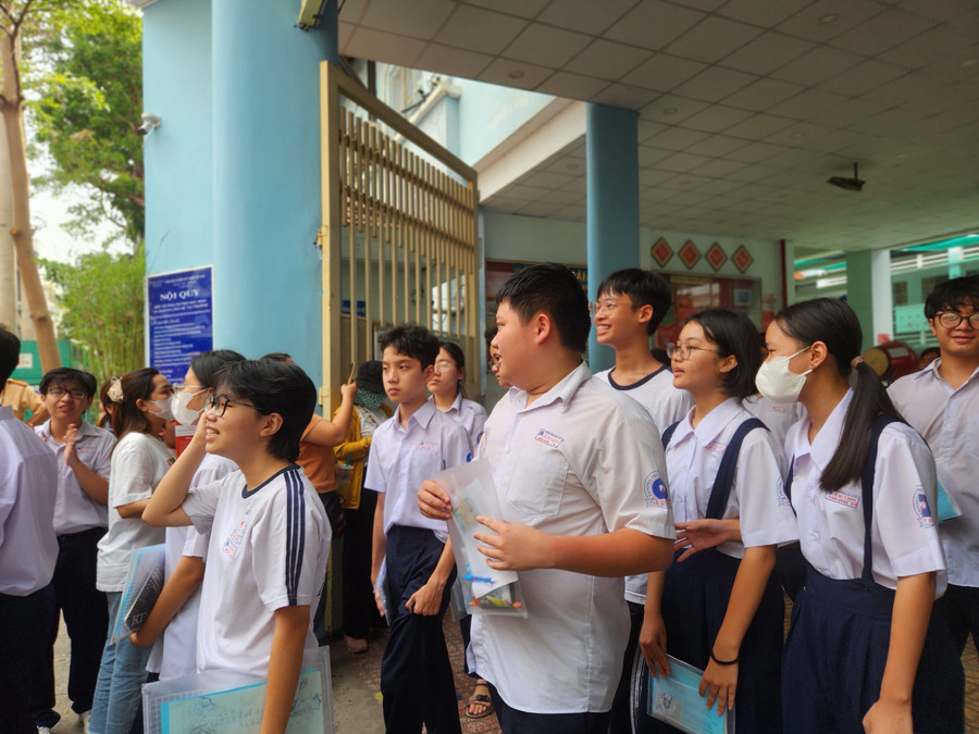 Theo cô Tuyền, mới chỉ thi 2 môn là Ngữ Văn và Anh Văn nhưng đa số các em đều rời phòng thi trong tâm trạng phấn khởi. Chỉ còn một môn Toán ngày mai đối với các em không tham gia thi vào trường chuyên, vì vậy, hy vọng các em có thể chuẩn bị tinh thần tốt nhất để hoàn thành kỳ thi của mình. Theo cô Tuyền, mới chỉ thi 2 môn là Ngữ Văn và Anh Văn nhưng đa số các em đều rời phòng thi trong tâm trạng phấn khởi. Chỉ còn một môn Toán ngày mai đối với các em không tham gia thi vào trường chuyên, vì vậy, hy vọng các em có thể chuẩn bị tinh thần tốt nhất để hoàn thành kỳ thi của mình.