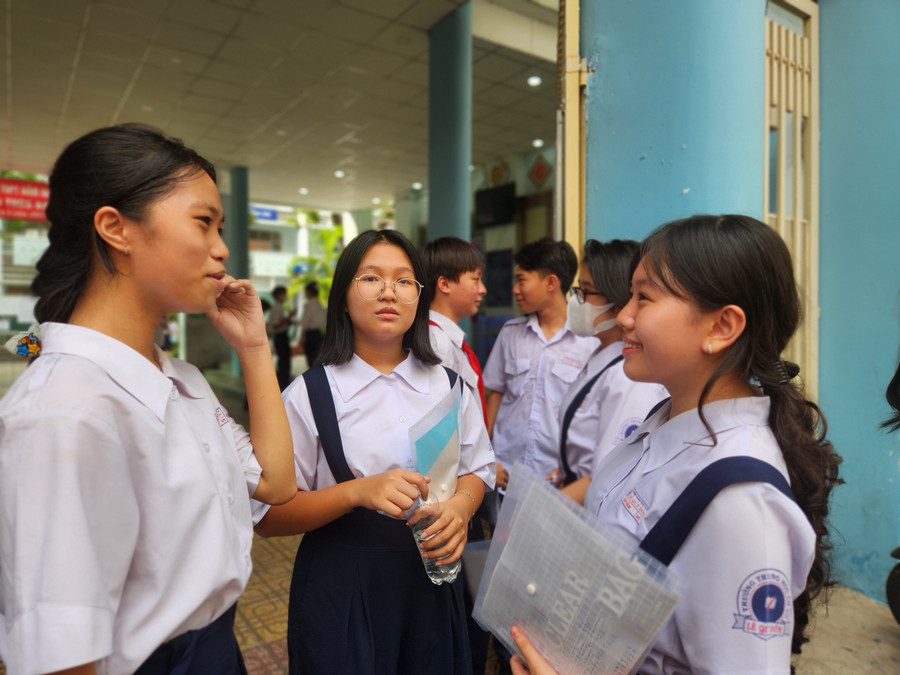 “Nhìn chung, Trường THCS Bàn Cờ là nơi thường xuyên được chọn điểm tổ chức nhiều cuộc thi. Ý thức được trách nhiệm của mình, chúng tôi luôn cố gắng tổ chức cơ sở vật chất một cách vẹn toàn nhất theo quy định chung để có thể tạo điều kiện thuận lợi nhất cho các em hoàn thành kỳ thi quan trọng của mình”, cô Tuyền cho hay. “Nhìn chung, Trường THCS Bàn Cờ là nơi thường xuyên được chọn điểm tổ chức nhiều cuộc thi. Ý thức được trách nhiệm của mình, chúng tôi luôn cố gắng tổ chức cơ sở vật chất một cách vẹn toàn nhất theo quy định chung để có thể tạo điều kiện thuận lợi nhất cho các em hoàn thành kỳ thi quan trọng của mình”, cô Tuyền cho hay.