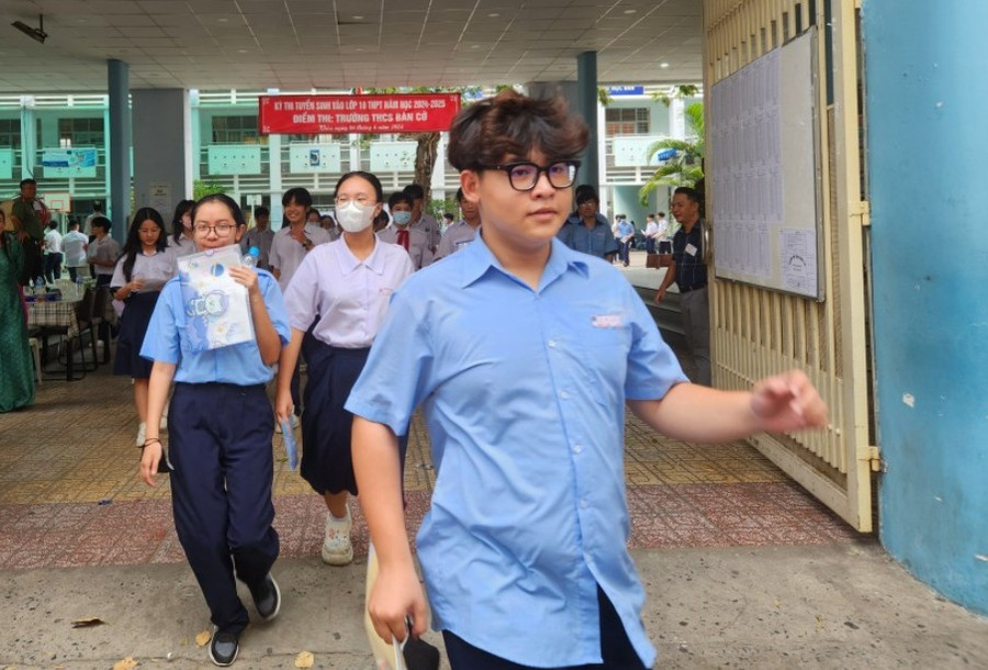 Theo Giang, mặc dù sáng nay Giang không ôn tủ nhưng đề văn ổn, em nghĩ chắc sẽ được trên trung bình vì vừa sức với Giang. Riêng môn Anh, Giang đoán bản thân có thể đạt 9 điểm. Theo Giang, mặc dù sáng nay Giang không ôn tủ nhưng đề văn ổn, em nghĩ chắc sẽ được trên trung bình vì vừa sức với Giang. Riêng môn Anh, Giang đoán bản thân có thể đạt 9 điểm.