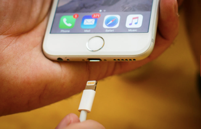 Sạc nhanh hơn với Airplane Mode: Nếu muốn nhanh chóng sạc máy trong những trường hợp cần kíp, người dùng nên chuyển máy sang chế độ Airplane Mode. Khi toàn bộ dữ liệu và kết nối bị tắt hết, máy sẽ sạc nhanh hơn nhiều. Một cách khác là người dùng có thể chọn cục sạc iPad để sạc cho iPhone. 11 thủ thuật không phải ai cũng biết trên iPhone