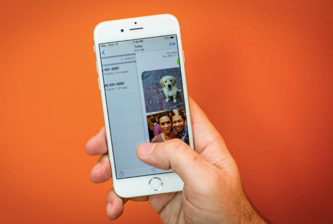 Mô phỏng nhanh phím Back: iPhone không có phím Back riêng biệt như điện thoại Android. Rất may, một tính năng nhỏ có thể giúp khắc phục điều này. Trên một số ứng dụng như Message, Mail hay Safari, người dùng chỉ việc vuốt từ cạnh phải qua trái để trở về cửa sổ trước. Trên một vài ứng dụng từ bên thứ 3 như Instagram, thao tác này vẫn có tác dụng. 11 thủ thuật không phải ai cũng biết trên iPhone