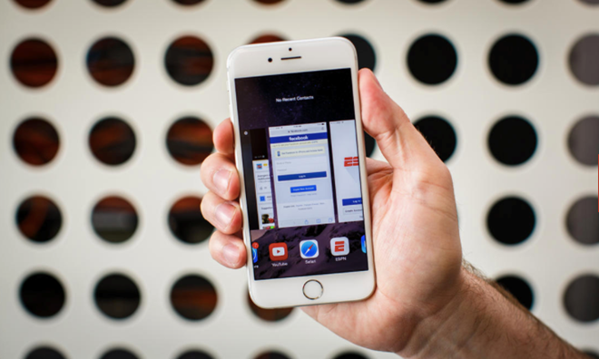 Đóng 3 ứng dụng đa nhiệm cùng lúc: Đôi khi, người dùng muốn đóng cùng lúc nhiều ứng dụng nhất có thể ở cửa sổ chạy đa nhiệm. Bạn chỉ việc dùng 3 ngón tay vuốt từ dưới lên để đóng tối đa 3 ứng dụng. 11 thủ thuật không phải ai cũng biết trên iPhone