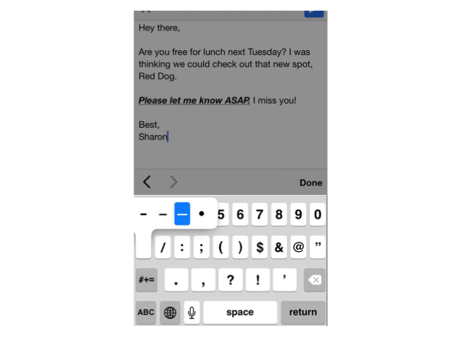 Nhấn giữ để hiện nhiều ký tự hơn khi nhắn tin: Ẩn dưới phần bàn phím đơn giản của iOS là cả một kho ký tự và biểu tượng. Chẳng hạn khi nhấn và giữ phím "-" sẽ ra một loạt lựa chọn phím "-" dài hơn, hay nhấn giữ số 0 sẽ hiện biểu tượng "độ C". 11 thủ thuật không phải ai cũng biết trên iPhone