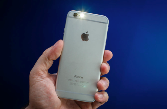 Tắt nhanh đèn flash: Control Center cho phép người dùng mở nhanh đèn flash trên iPhone. Tuy nhiên, khi máy đang ở màn hình khóa, cách nhanh nhất để tắt đèn flash là kéo nhanh icon camera (góc phải, cạnh dưới) từ dưới lên. Người dùng không phải mất thêm thao tác mở Control Center, sau đó tắt đèn flash. 11 thủ thuật không phải ai cũng biết trên iPhone