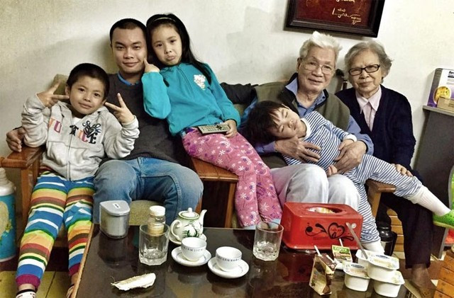 Chân dung người vợ thứ ba của đạo diễn Trần Lực ảnh 5 Trần Lực thường xuyên đưa các con về thăm ông bà nội