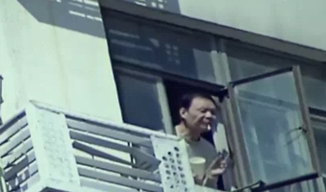 Bị cảnh sát bắt vì ném… phân qua cửa sổ