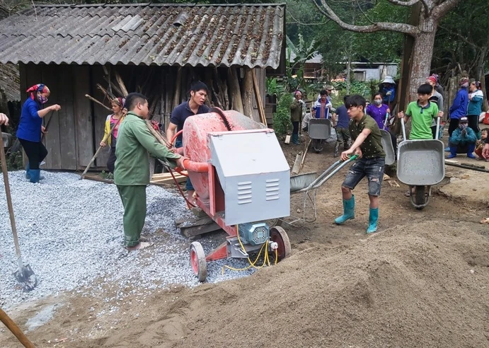 Người dân xã Côn Minh (huyện Na Rì) tham gia làm đường nông thôn mới