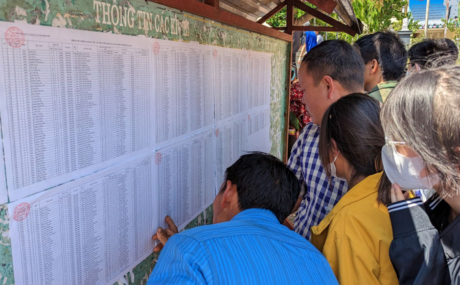 Học sinh, phụ huynh rà soát danh sách tên, phòng thi tại Trường THPT huyện Tuần Giáo.