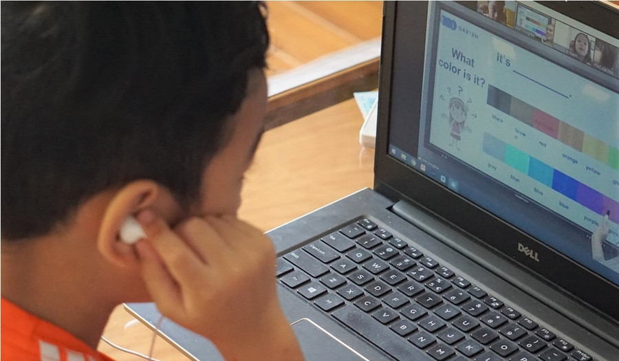 Học sinh tại TPHCM học tiếng Anh trực tuyến trong thời điểm dịch Covid-19 bùng phát năm 2021. Ảnh: VOH