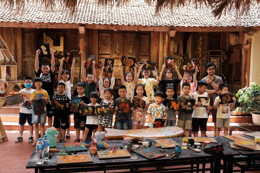 Lớp học sơn mài miễn phí của nghệ nhân Nguyễn Tấn Phát tại làng cổ Đường Lâm.