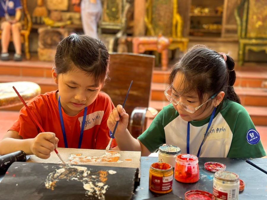 Các em nhỏ vui vẻ với những tác phẩm do chính tay mình làm ra.