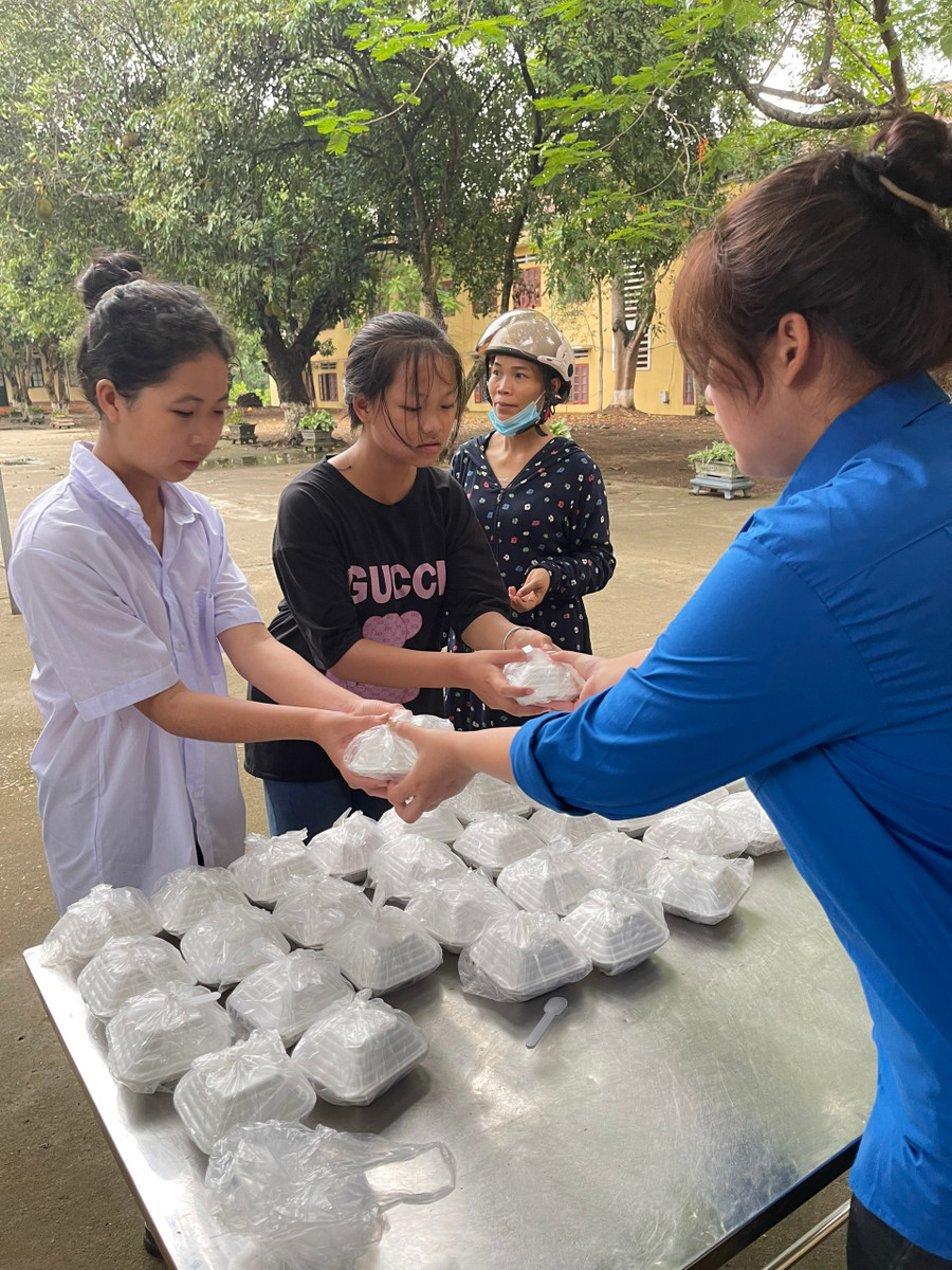 Suất ăn miễn phí cho học sinh thi tốt nghiệp THPT năm 2022 tại Trường THPT số 1 Văn Bàn. Ảnh: ITN