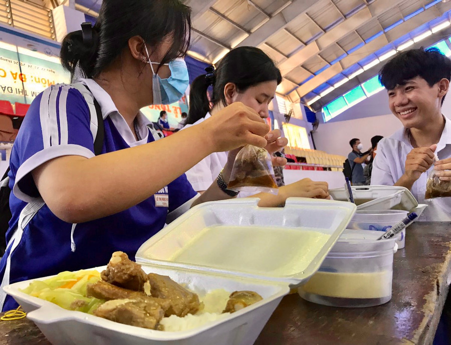 Thí sinh Cần Thơ tham dự Kỳ thi tốt nghiệp THPT 2022 được phục vụ bữa trưa miễn phí. Ảnh: ITN