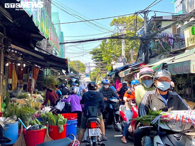 Chợ hoa Hồ Thị Kỷ ở Quận 10 (TP.HCM) hoạt động 24/24. Đặc biệt, vào dịp cận kề ngày 8/3 lại càng nhộn nhịp và sôi động hơn. Ảnh: vtc.vn.