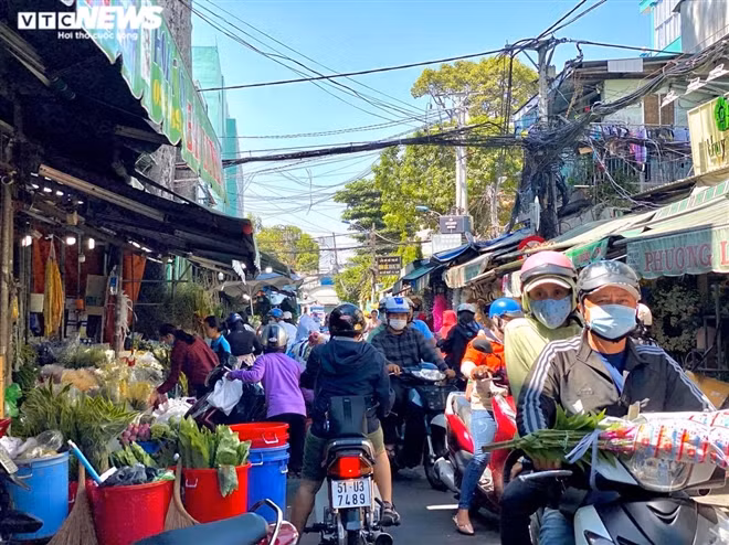 Chợ hoa Hồ Thị Kỷ ở Quận 10 (TP.HCM) hoạt động 24/24. Đặc biệt, vào dịp cận kề ngày 8/3 lại càng nhộn nhịp và sôi động hơn. Ảnh: vtc.vn.
