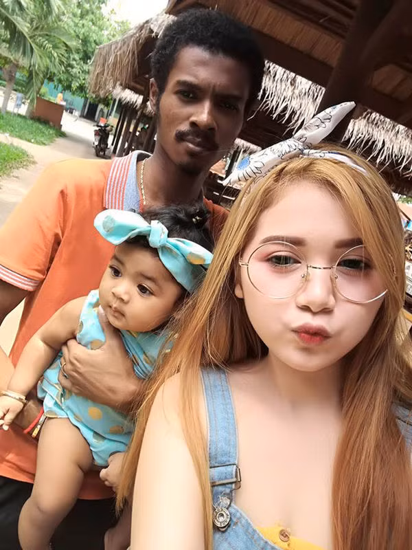 Cặp đôi Pen Visa và Lucy LuvElla cùng con gái.