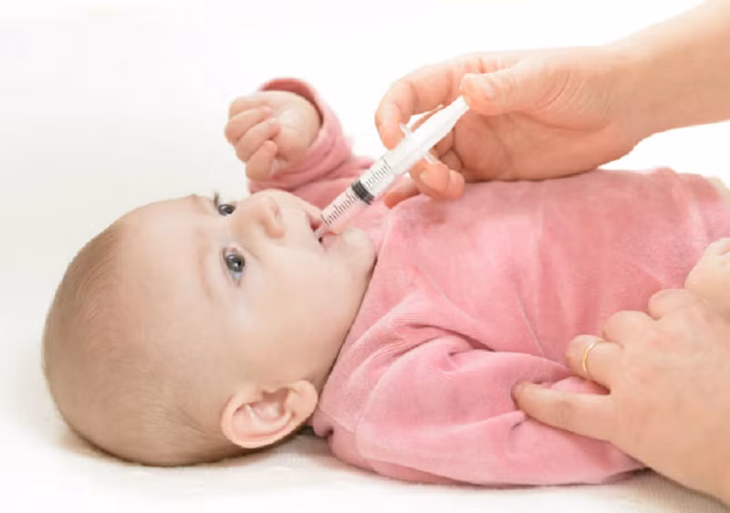 Với trẻ sơ sinh, có thể sử dụng xilanh để cho trẻ uống thuốc.