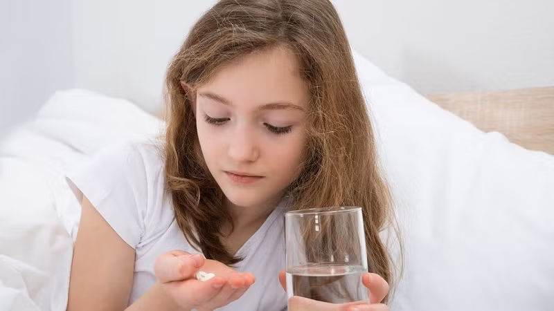 Hãy khen ngợi nếu trẻ nuốt thành công viên thuốc.