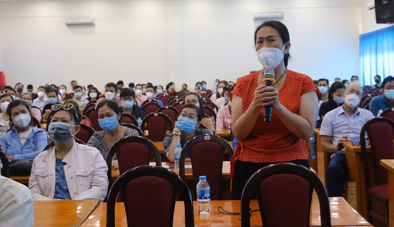 Trường THPT Nguyễn Du, Quận 10 tổ chức buổi gặp các phụ huynh học sinh để giải đáp những vấn đề liên quan đến chuyện thi cử. Ảnh: Nam Sơn