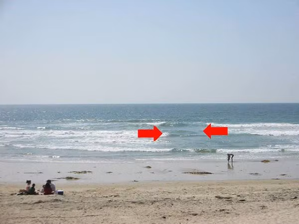 Một đoạn đứt gãy trong cơn sóng cũng là dấu hiệu nhận biết của dòng chảy xa bờ.