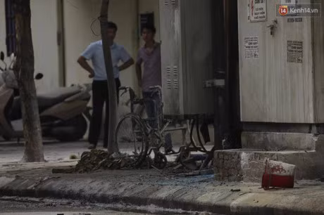 Nguoi dan xot xa ke lai khoanh khac cu ba ban nuoc va chong ngoi xe lan boc chay vi no bot dien - Anh 6