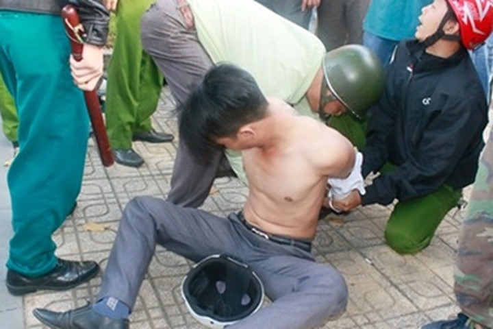 Bắt giữ hai kẻ cướp sau 10km truy đuổi