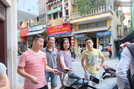 Người dân xót xa kể lại khoảnh khắc cụ bà bán nước và chồng ngồi xe lăn bốc cháy vì nổ bốt điện - Ảnh 2 Nguoi dan xot xa ke lai khoanh khac cu ba ban nuoc va chong ngoi xe lan boc chay vi no bot dien - Anh 2