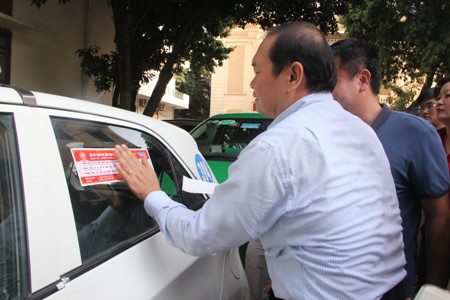 Hà Nội dán đề can “5 không” cho xe taxi - Ảnh 1 Ha Noi dan de can “5 khong” cho xe taxi - Anh 1