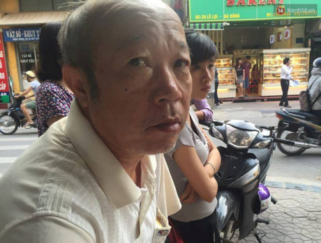 Người dân xót xa kể lại khoảnh khắc cụ bà bán nước và chồng ngồi xe lăn bốc cháy vì nổ bốt điện - Ảnh 3 Nguoi dan xot xa ke lai khoanh khac cu ba ban nuoc va chong ngoi xe lan boc chay vi no bot dien - Anh 3