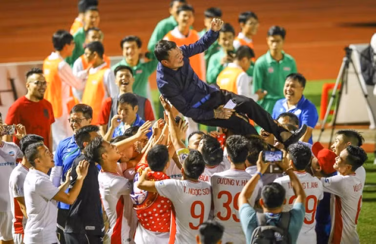 Cầu thủ Viettel chia sẻ niềm vui với ông thầy Trương Việt Hoàng sau khi đoạt cúp vàng V-League 2020.