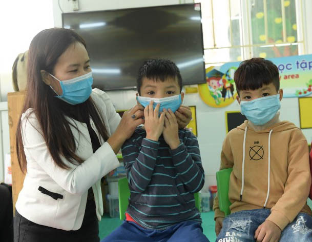 Đeo khẩu trang đúng cách sẽ giúp loại bỏ những nguy cơ gây bệnh đường hô hấp. Ảnh minh họa: Đại Quang Đeo khẩu trang đúng cách sẽ giúp loại bỏ những nguy cơ gây bệnh đường hô hấp. Ảnh minh họa: Đại Quang