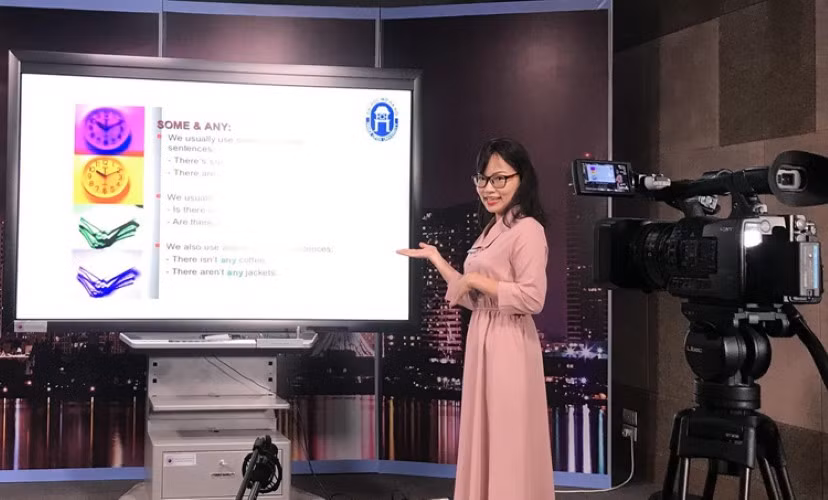 Giảng viên Trường ĐH Mở Hà Nội dạy học trực tuyến.