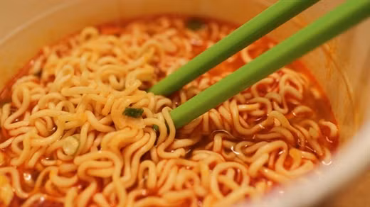 Co the se nhu the nao neu thuong xuyen an mi tom ban biet khong?