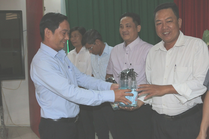 TS Nguyễn Văn Thành - Phó Hiệu trưởng Trường ĐH Kiên Giang trao tặng Dung dịch rửa tay khô KGU cho các trường THPT.