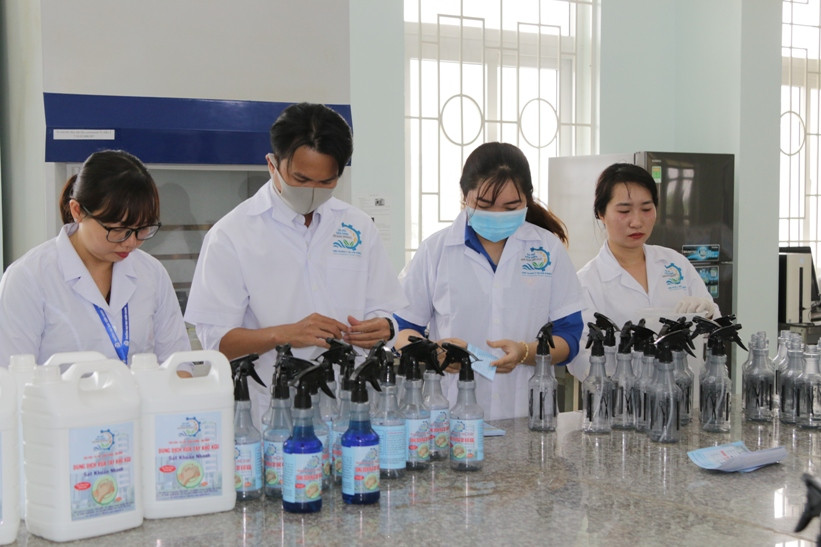 Giảng viên, chuyên viên Trường ĐH Kiên Giang vệ sinh chai, dán nhãn chai trước khi đóng gói sản phẩm