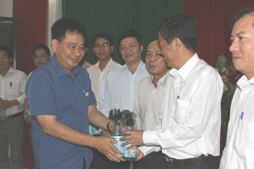 TS Nguyễn Tuấn Khanh - Hiệu trưởng Trường ĐH Kiên Giang trao tặng Dung dịch rửa tay khô KGU cho các trường THPT trong tỉnh.