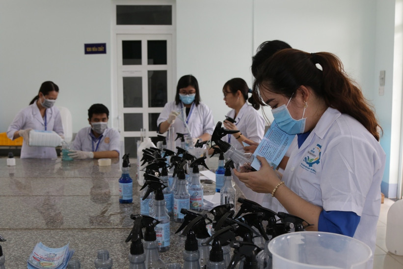 Sản xuất dung dịch rửa tay khô sát khuẩn nhanh